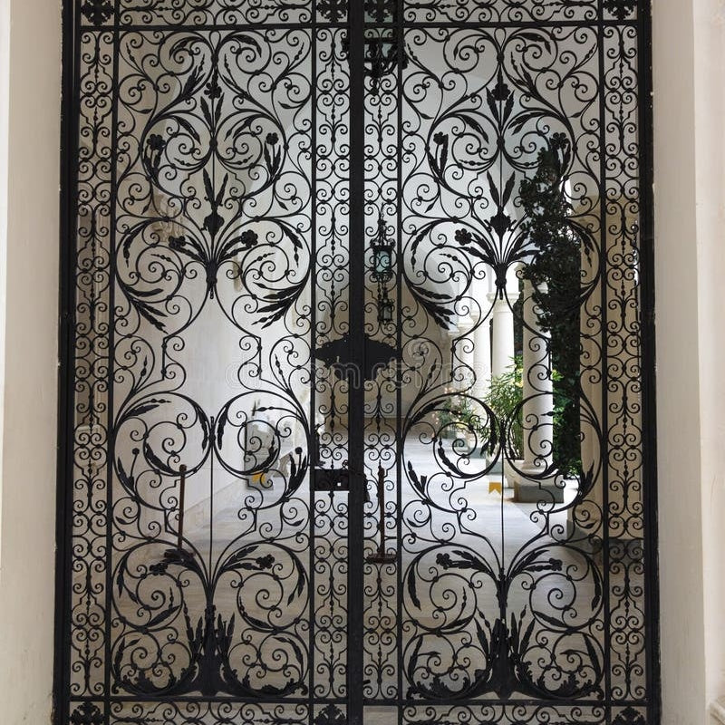 Luxury Antique-Style Wrought Iron Bird Palace